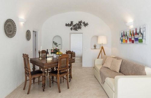 Oia Hotel | Cliff Nest Honeymoon Suite with Private Whirlpool & Caldera View *access via num