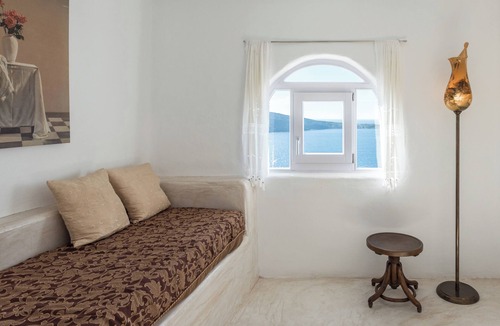 Oia Hotel | Cliff Nest Honeymoon Suite with Private Whirlpool & Caldera View *access via num