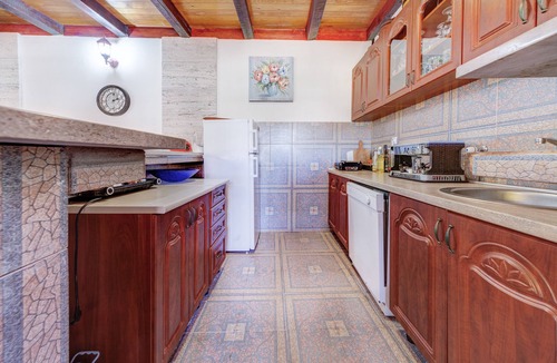 Dodosi House | Comfortable Holiday Home with Garden near Lake