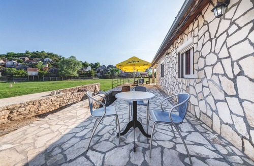 Dodosi House | Comfortable Holiday Home with Garden near Lake