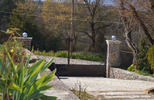 Corfu Town Villa | Comfortable Villa With Mountain View