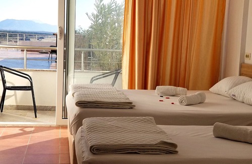 Gjerana Hotel | Comfy family with double bed + 2 single beds - sea view balcony
