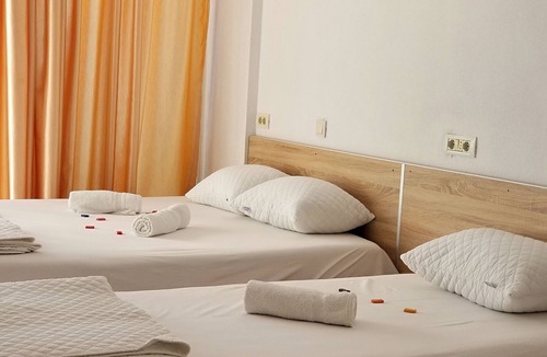 Gjerana Hotel | Comfy family with double bed + 2 single beds - sea view balcony