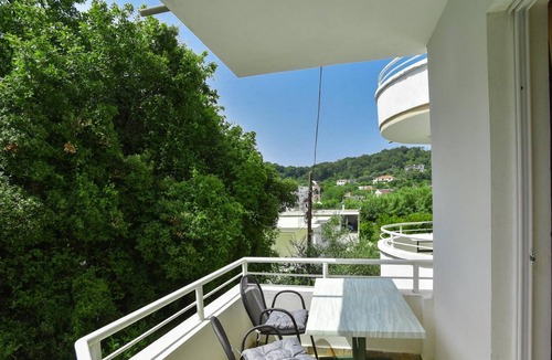 Gjerana Apartment | Convenient Flat w Garden and Balcony in Ulcinj