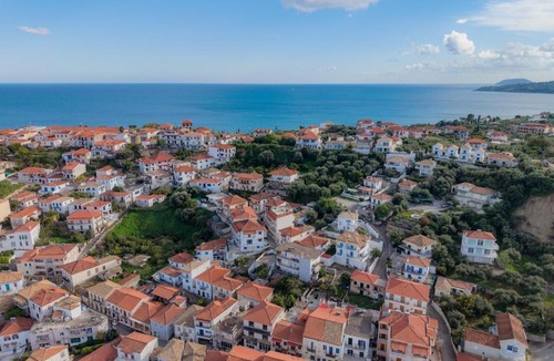 Koroni Apartment | Corvus Corone