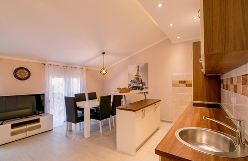 Skaljari Apartment | Cosy 2-bedroom apartment - free parking on premises