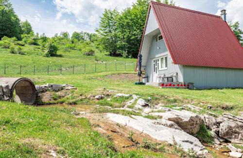 Pluzine House | Cottage by the brook
