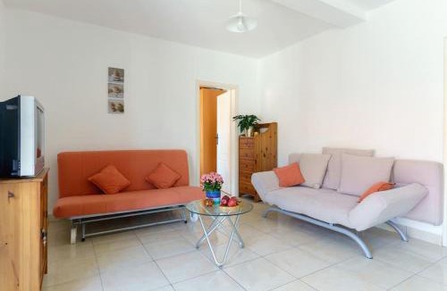Donji Stoliv Apartment | Cozy 1 bd a stone throw from sea