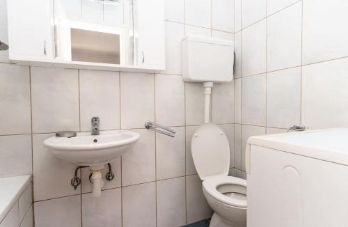 Donji Stoliv Apartment | Cozy 1 bd a stone throw from sea