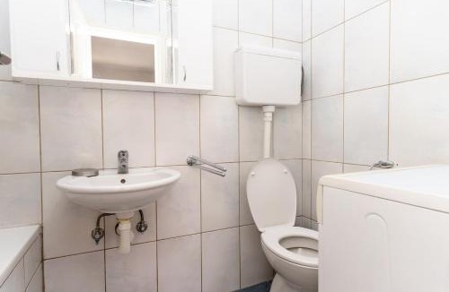 Donji Stoliv Apartment | Cozy 1 bd a stone throw from sea