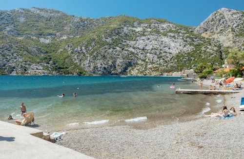 Risan Apartment | Cozy 1 bed apt with front row views of the sea