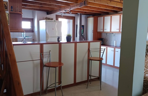 Neoi Epivates House | Cozy 2-bedroom apartment in tranquil Peraia with AC, for family and pet-friendly