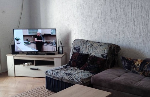 Maini Apartment | Cozy 2-bedroom apartment in welcoming Budva with AC