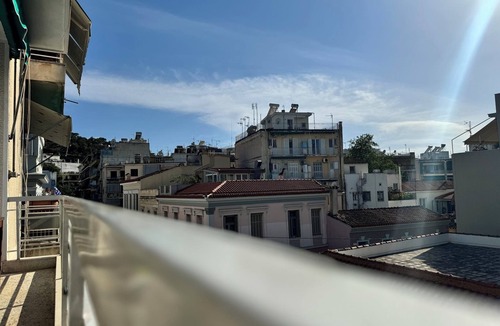 Thissio House | Cozy Apartment in Thiseio. Super close to Acropolis ! Pet & family friendly !