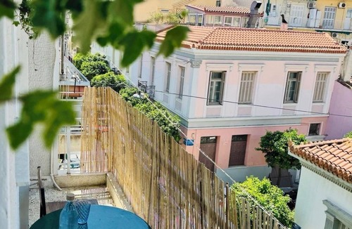 Thissio House | Cozy Apartment in Thiseio. Super close to Acropolis ! Pet & family friendly !