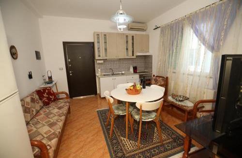Mbrostar-Urë Apartment | Cozy Central Fier Apartment - Free Parking, Apollonia, Seman beach & Berat