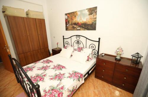 Mbrostar-Urë Apartment | Cozy Central Fier Apartment - Free Parking, Apollonia, Seman beach & Berat