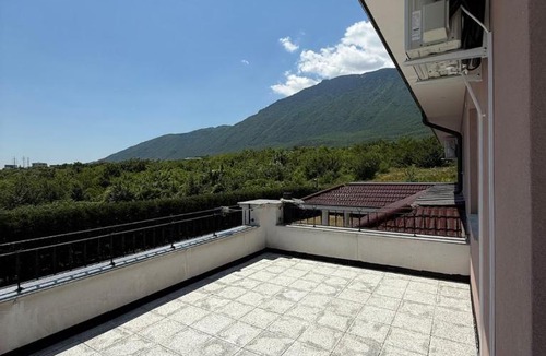 Pejë Villa | Cozy Hillside Home - Gated & Scenic