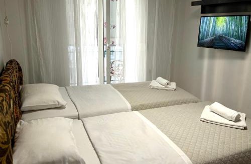Platia Viktorias Apartment | Cozy Home Full Kitchen Inverter AC Steps to Metro