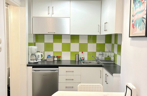 Ilisia Apartment | Cozy Studio Near City Center I Walk to Metro