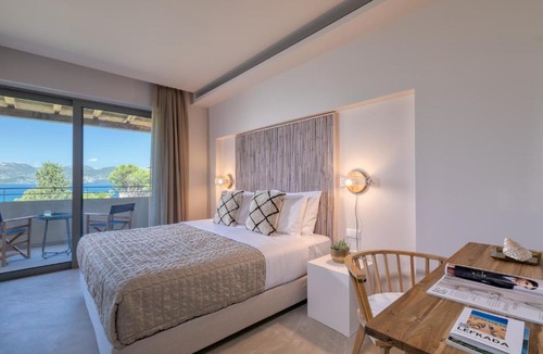 Nikiana Hotel | Crystal Waters