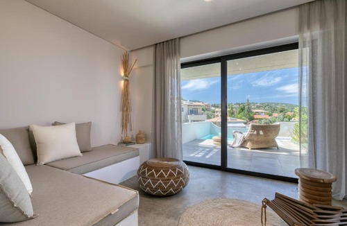 Nikiana Hotel | Crystal Waters