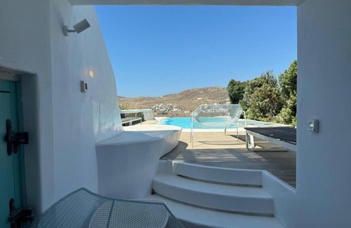 Kalafatis House | Cycladic Luxury and Comfort in Kalo Livadi