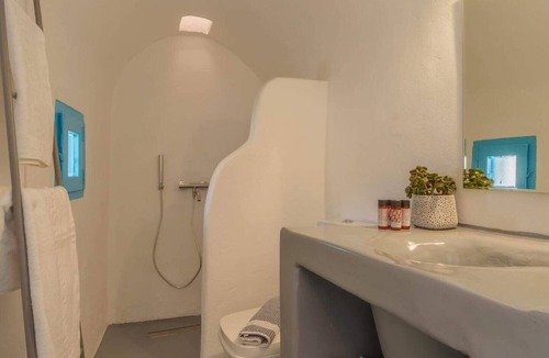 Emporio Apartment | Cycladic Traditional House with view by MPS