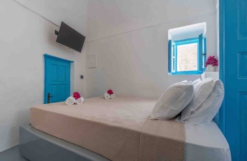 Emporio Apartment | Cycladic Traditional House with view by MPS