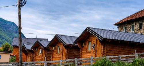 Vusanje House | Dedushi Guesthouse &Wood cabins-Camping place