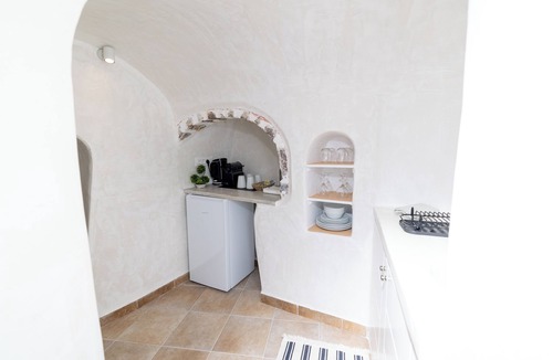 Oia Cottage | Deluxe Cave Villa with outdoor Hot Tub and Caldera View