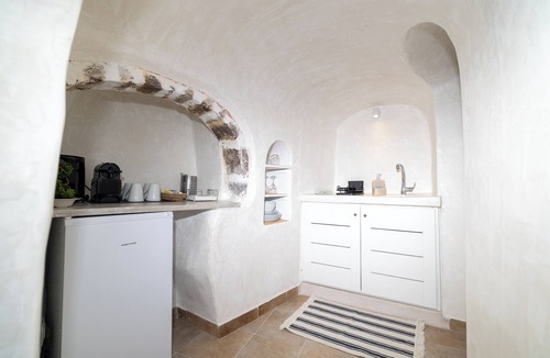 Oia Cottage | Deluxe Cave Villa with outdoor Hot Tub and Caldera View