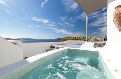 Oia Cottage | Deluxe Cave Villa with outdoor Hot Tub and Caldera View