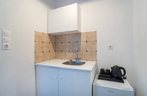 Perissa Apartment | Deluxe Double Room with Mountain View, Wi-Fi and Air Conditioning