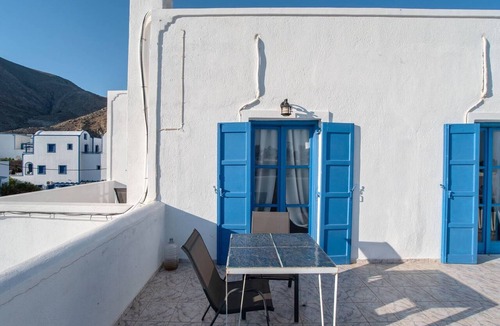 Perissa Apartment | Deluxe Double Room with Mountain View, Wi-Fi and Air Conditioning