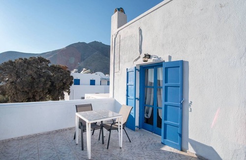 Perissa Apartment | Deluxe Double Room with Mountain View, Wi-Fi and Air Conditioning