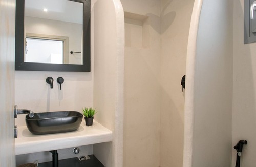 Naxos Town Hotel | Deluxe family room in Naxos town (shared pool)