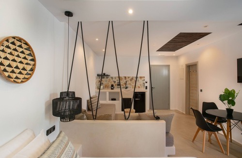 Naxos Town Hotel | Deluxe family room in Naxos town (shared pool)