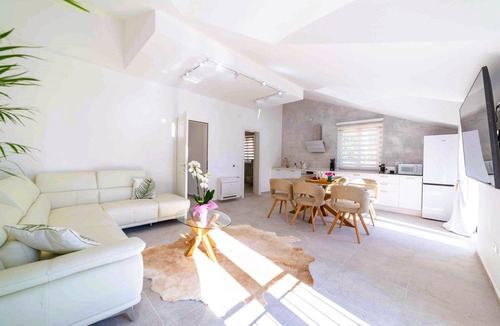 Lepetane Apartment | ❤️Deluxe Seafront 2BR| 3 Baths & Soaking Bath | Spacious with Stunning Bay Views