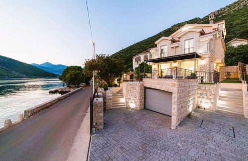 Lepetane Apartment | ❤️Deluxe Seafront 2BR| 3 Baths & Soaking Bath | Spacious with Stunning Bay Views