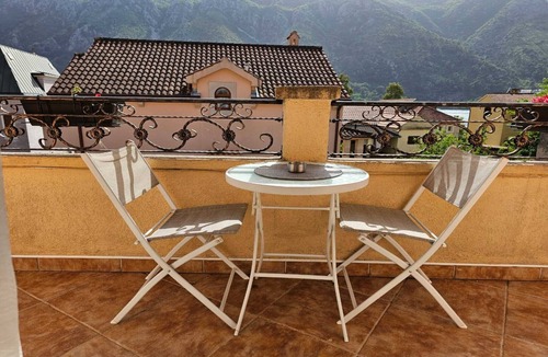 Kotor Apartment | Deluxe Top Floor Apartment with Balcony and Sea View (6)