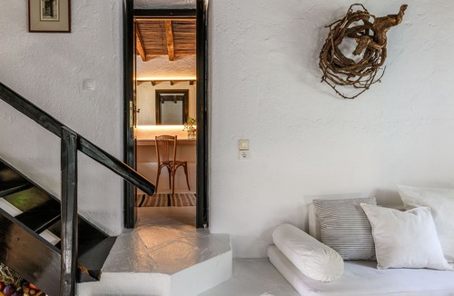 Ano Mera House | Detached stone house near the beach