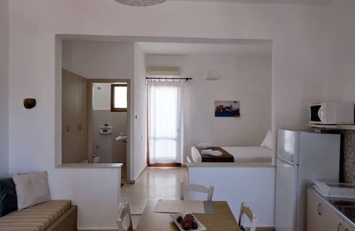 Khondros Apartment | Diktamos -Cozy studio 50m from the beach, sleeps 4