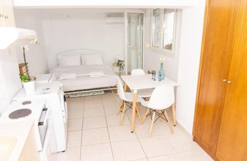Agios Pavlos Apartment | Dimitra's cosy studio in old town with backyard