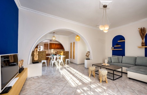 Fira Apartment | Downton Fira 2-Bed Apt, Sleeps 6, Pet Friendly