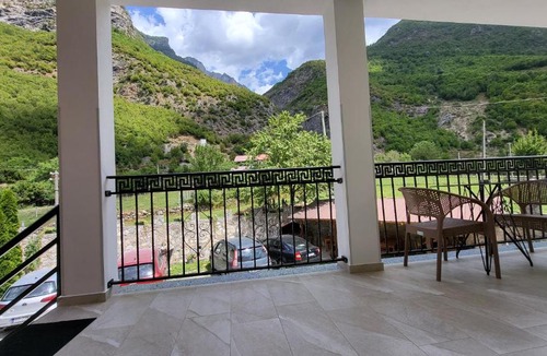 Dragobi Hotel | Dragobia House & Table