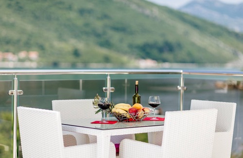 Lepetane Villa | Dream Vacation Apartments- Purple Studio