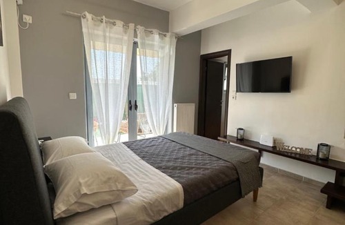 Agios Dimitrios Apartment | Elegant Escapes 4