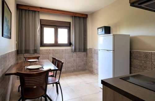 Gerakini Apartment | Elegantes Apartment im Erdgeschoss mit Gartenblick by Interhome