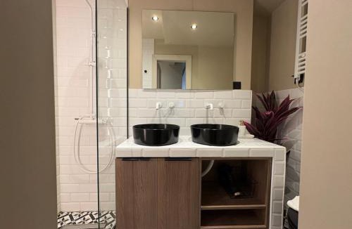 Ladadika Apartment | ElegantSeaViewStay